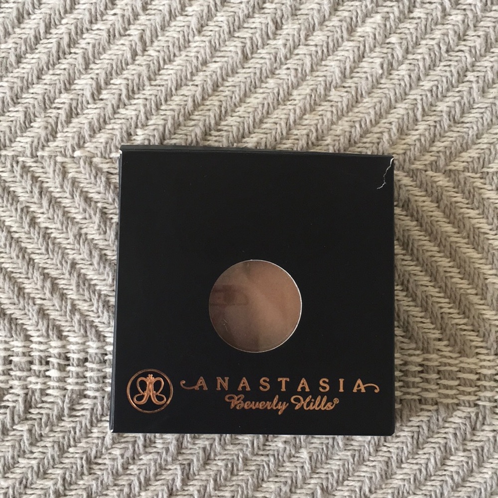 Anastasia Beverly Hills single eyeshadow in Fawn